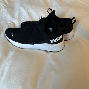 Women’s 7.5 Puma shoes